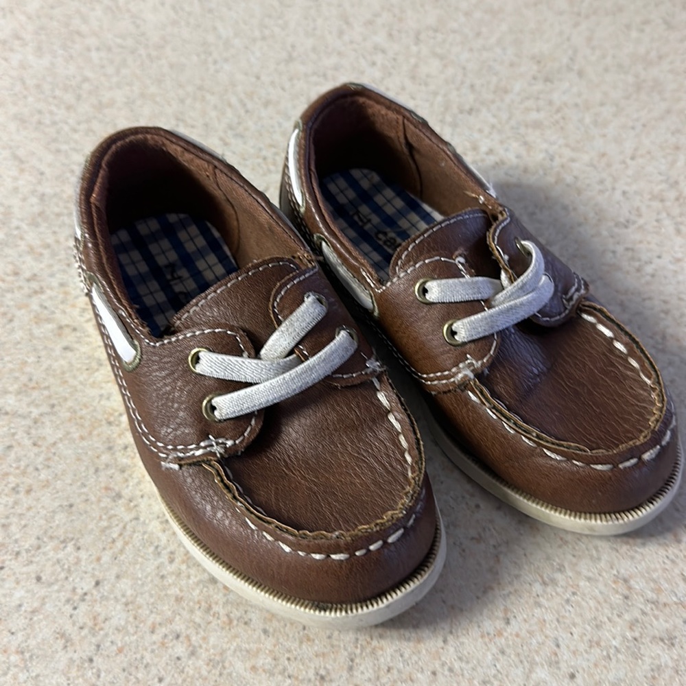 Toddler Carter’s boat shoes 👞